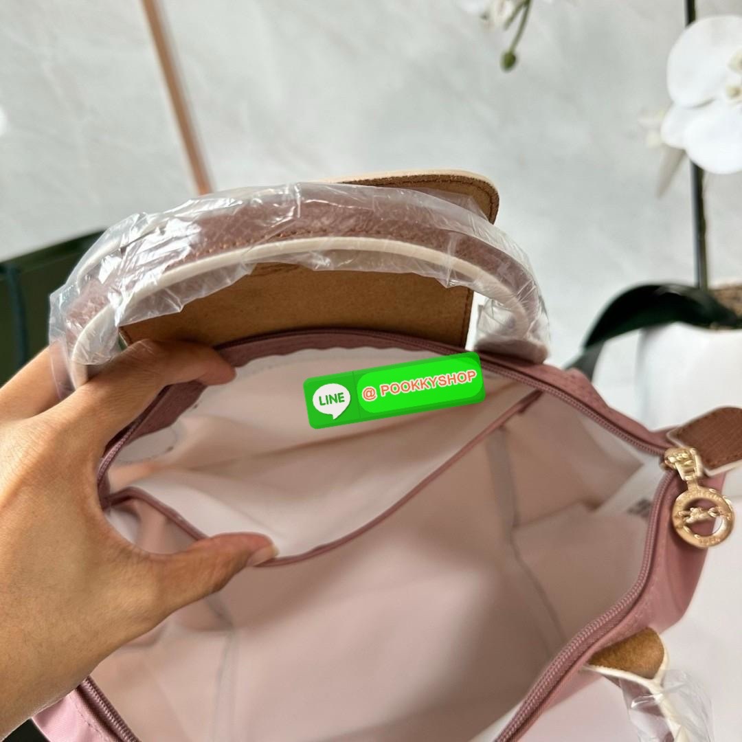 Longchamp Le Pliage Eiffel Tower Tote Bag S 🔖 Collection ใหม่ล่าสุดโดดเด่นด้วยลายปักหอไอเฟลขนาดกระทัดรัดจุของได้เยอะ 🔖วัสดุ : ไนลอนกันน้ำ 🔖เปิด-ปิด ด้วยฝาปิดกระดุมแป๊กมีซิปปิดด้านบน ภายในช่องโล่งกว้างสามารถใส่ iPad ได้ มีช่องแยกด้า