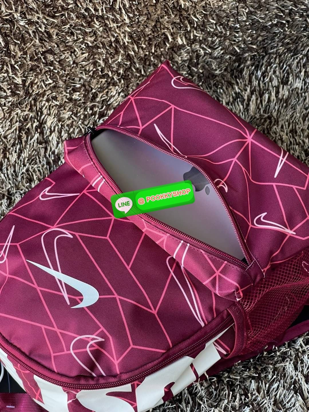 💕NIKE Brasilia Just Do It เตรียมพร้อมก่อนออกเดินทางด้วยกระเป๋าเป้สะพายหลังจาก NIKE รุ่น Brasilia Just Do It ด้วยภายในที่กว้างขวางสำหรับจัดเก็บสัมภาระที่หลากหลายไม่ว่าจะเป็นสมุดหนังสือ ดินสอหรือเครื่องเขียนสำหรับไปโรงเรียนหรือใส่ขวดน้ำเตรียมพร้อมเด