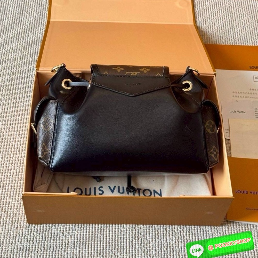 LV Odyssee bag Monogram Canvas กระเป๋าสะพายดีไซน์ใหม่งานหนังแคนวาสแท้ คอลเลกชันประจำฤดูกาล Pre-Fall 2025 ออกแบบมาเพื่อเชิดชูมรดกล้ำค่าที่สืบทอดจากรุ่นสู่รุ่น ดีไซน์ทันสมัยใช้งานได้ทุกวัน Monogram แคนวาสเป็นเอกลักษณ์ ยกระดับด้วยตัวล็อกสีทองและสายโซ่ตกแต่งแ