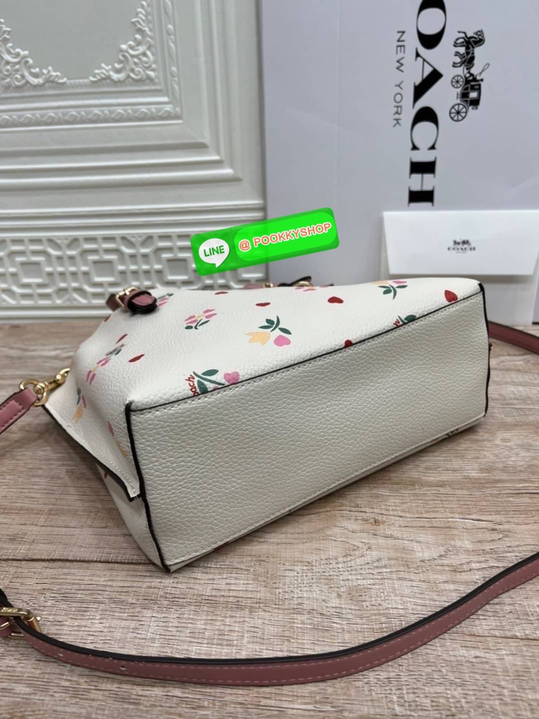 NEW IN!! น่ารัก วางไม่ลงอีกแล้ว COACH MOLLIE TOTE 25 (COACH C4084) กระเป๋าถือ สะพาย รุ่นฮิต ปริ้นลายดอกหัวใจมินิ ขนาดเหมาะมือ มีสายสะพายยาว ถอดและปรับระดับได้ วัสดุหนัง crossgrain ขึ้นทรงสวย ด้านในโล้ง มีช่องซิปตรงกลางแยก **🔸️รุ่นนี้ใครถือก็สวย ใช