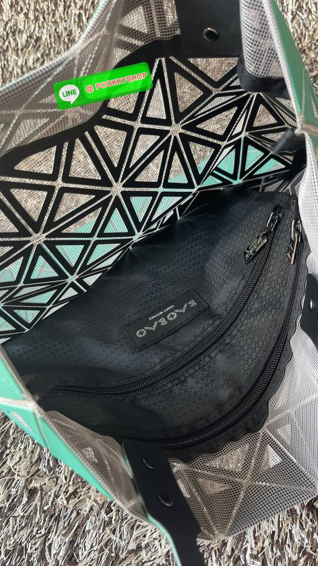 Baobao issey miyake frame tote 6x6 กระเป๋าที่มองทะลุได้เหมือนตะกร้าและให้ความรู้สึกสดชื่น รูปลักษณ์ที่ดูเหมือนมองทะลุได้มากกว่าที่เคยถูกสร้างขึ้นโดยการนำชิ้นส่วนสามเหลี่ยมออกให้กลวงและเหลือไว้เพียงกรอบเท่านั้น ขนาดกำลังดี สามารถใส่ของมีค่าได้ เช่น กระเป๋า