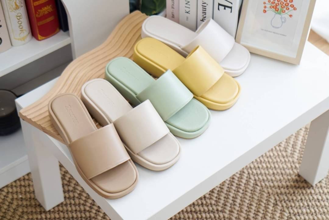 เปิดตัวน้องใหม่ รุ่นมัฟฟิน~ รองเท้างานคุณภาพ นุ่ม น้ำหนักเบา ใส่สบายสุดๆ ตัวส้นหนา1นิ้ว พื้นด้านล่างเป็นผิวลายมะกรูดกันลื่นอย่างดี งานหนังนุ่มมากๆ รับประกันความสบายค๊า