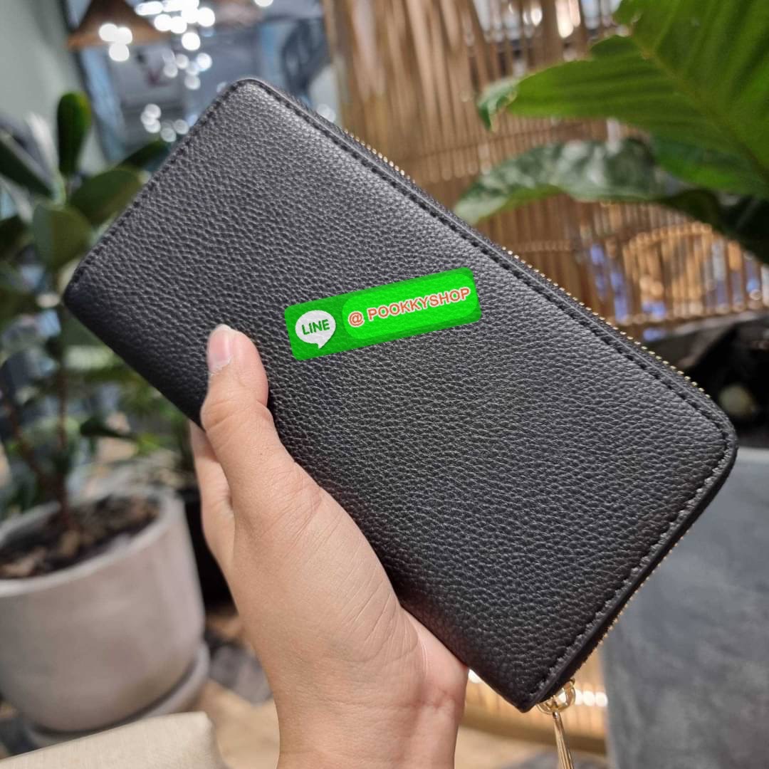 COACH C3548 LONG ZIP AROUND WALLET WITH HORSE AND CARRIAGE พร้อมเสิร์ฟความหรู กับคอลใหม่ สีสวย ผู้ดีขับผิวมาก กระเป๋าสตางค์ใบยาวกึ่งคล้องมือ เรียบหรู โดดเด่นด้วยโลโก้เอกลักษณ์ วัสดุหนัง pepble ทนทาน มาพร้อมสายคล้องมือ ถอดออกได้ ภายในใส่บัตรได้เยอะ มีช่องซ