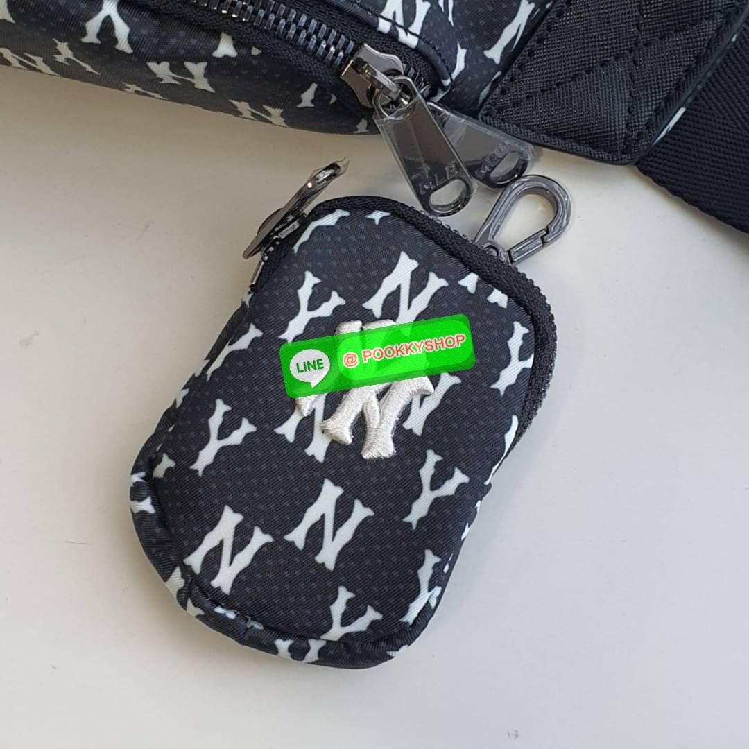 New collection!!! MLB MONOGRAM HIP SACK NEW YORK YANKEES กระเป๋าทรงคาดอก คาดเอว สะพายไหล่ จากแบรนด์ดัง MLB เป็นรุ่นยอดฮิต อีกคอลเลคชั่นที่ขายดี วัสดุ ผ้า NYLON กันน้ำ ด้านหน้าปักโลโก้แบรนด์ อะไหล่แบรนด์ ด้านใน มีช่องซิปแยก 1 ช่อง และ ช่องหลักใหญ่ 1 ช่อง ม