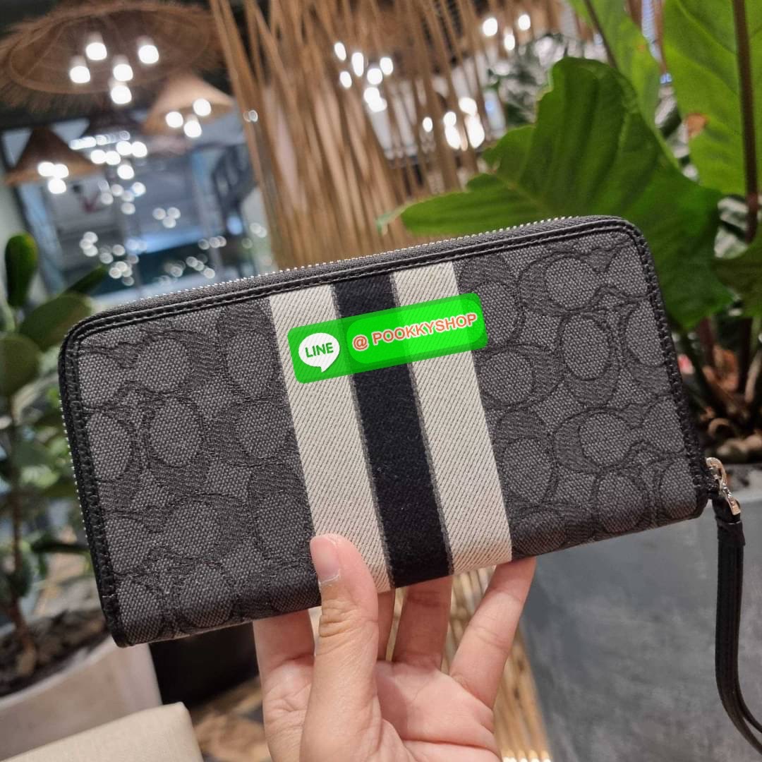 COACH C9073 DEMPSEY LARGE PHONE WALLET IN SIGNATURE JACQUARD WITH STRIPE AND COACH PATCH พร้อมเสิร์ฟความเลิศหรู กับคอลใหม่ล่าสุด กระเป๋าสตางค์ใบยาวกึ่งคล้องมือ สีสุดละมุน ถือใช้คือขับผิวสุด!! วัสดุผ้า jacquard สลับหนัง pepble มาพร้อมสายคล้องมือในตัว กันหล