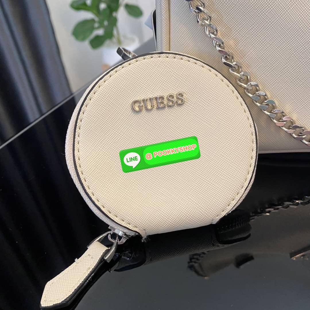รุ่นใหม่ล่าสุด GUESS SHOULDER BAG ซื้อ1ได้ถึง2ไอเท็ม กระเป๋าพอชรูปทรงสวย เปิด-ปิดด้วยซิปด้านในโล่งกว้างมีช่องซิปใส่ของจุกจิก เพิ่มความน่ารักด้วย กระเป๋าใส่เหรียญใบเล็กทรงกลม เฝสามารถถอดใช้แยกได้ มาพร้อมสายโซ่สะพายไหล่ และสายสะพายยาวสามารถปรับระดับได้ฟรีไซ