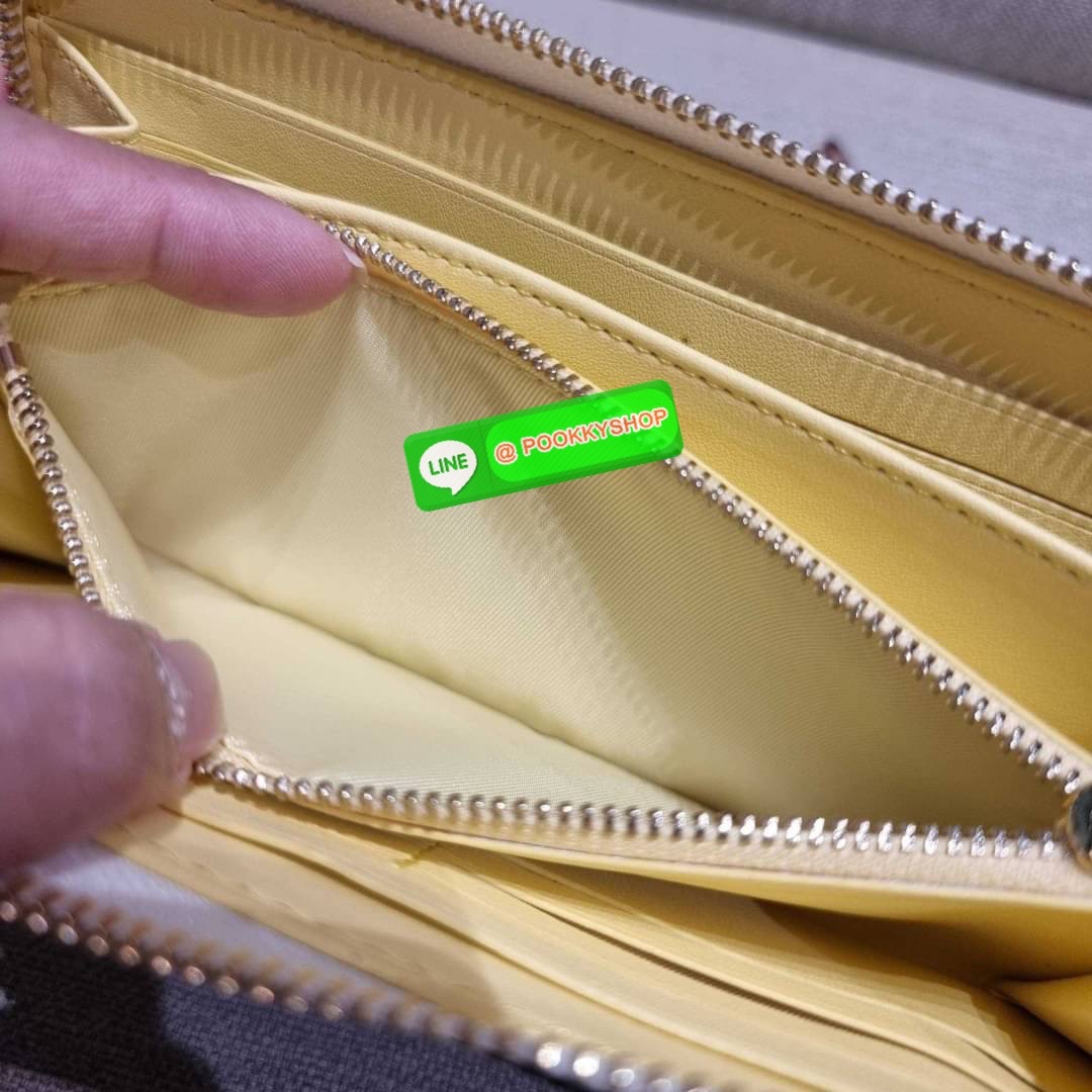 COACH C3548 LONG ZIP AROUND WALLET WITH HORSE AND CARRIAGE พร้อมเสิร์ฟความหรู กับคอลใหม่ สีสวย ผู้ดีขับผิวมาก กระเป๋าสตางค์ใบยาวกึ่งคล้องมือ เรียบหรู โดดเด่นด้วยโลโก้เอกลักษณ์ วัสดุหนัง pepble ทนทาน มาพร้อมสายคล้องมือ ถอดออกได้ ภายในใส่บัตรได้เยอะ มีช่องซ