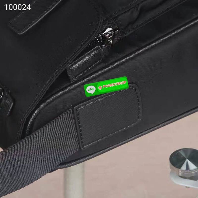 Prada Nylon Travel Bag กระเป๋าถือวัสดุผ้า nylon เนื้อหนา ใบใหญ่ คุณภาพดี อะไหล่เงินสวยหรู ผสมหนังแท้ ด้านหน้าประดับ logo brand ช่องหลักเปิดปิดด้วยซิป ภายในโล่งกว้างจุได้เยอะแบบจุใจ มีช่องซิป และช่องเล็ก ซับในพิมพ์ลายโลโก้แบรนด์สวยๆ มาพร้อมสายสะพายยาว ปรับ