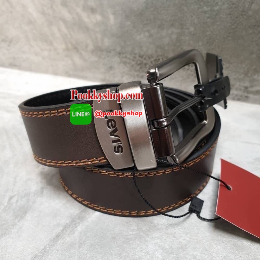 กระเป๋าสตางค์+เข็มขัด Levi's กระเป๋าด้านหน้าปั๊มโลโก้แบรนด์ด้านในมีช่องใส่บัตร และมีช่องใส่ธนบัตร 2 ช่อง มีช่องใส่เหรียญด้วย ส่วนตัวเข็มขัด Levi's หัวเข็มขัดเป็นแบบลำลอง ด้านหน้าปั๊มอักษรแบรนด์ ตัวสายสีน้ำตาลดำ ด้านหลังปั๊มชื่อแบรนด์ มีแท็กป้ายต