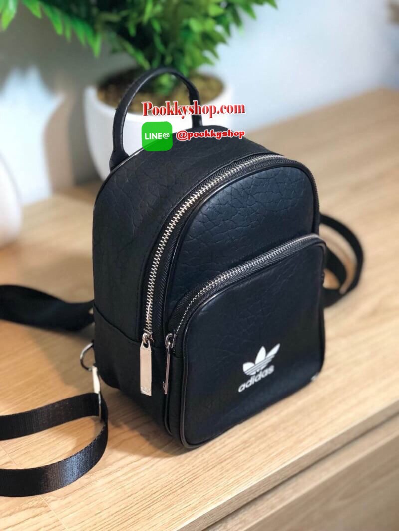 ADIDAS MINI BACKPACK กระเป๋าเป้หรือสะพายหนังPu คุณภาพดี สไตล์ Sport ขนาดมินิ น้ำหนักเบา ด้านหน้ามีโล้โก้และช่องซิป เปิดปิดด้วยซิปสะดวกใช้ หัวซิปแบรนด์ ภายในมีช่องใส่ของ หูจับถนัดมือ สายสะพายปรับได้ตามต้องการ สามารถสะพายเป็นเป้ หรือกระเป๋าสะพาย Crossbody ใ