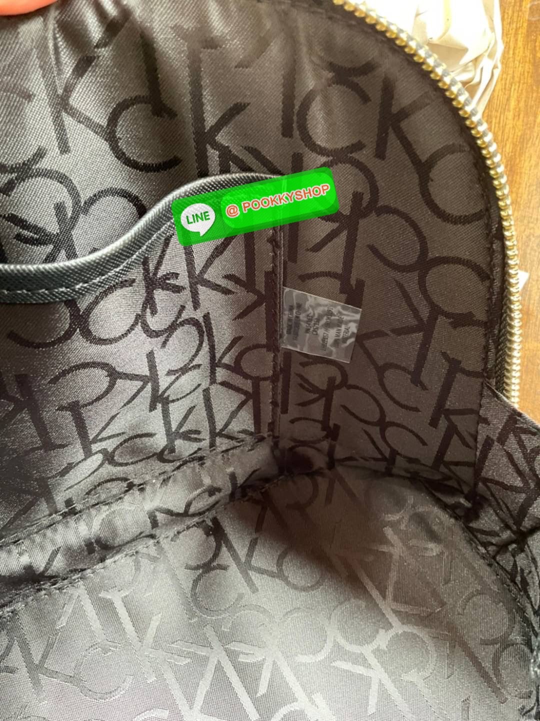 🚚 พร้อมส่ง 🚚 New arrival !! Calvin Klein Dome Mini Bag ( ขนาด 10” ) 💋สวยเก๋ ก่อนใครแน่นอนค่ะ ตามคำเรียกร้อง สวยหรูดูดีมาก สีสวยน่ารัก กระเป๋าสะพายแบบครอสบอดี้ ขนาดมินิ เป็นรุ่นที่ได้รับความนิยม แข็งแรงทนทาน จึงครองใจใครหลายคน วัสดุ