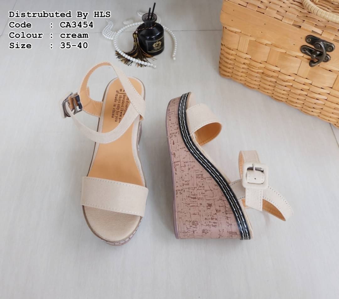 แบบใหม่ มาแล้วคะ พร้อมส่งคะ รองเท้าส้นเตารีด สูง 3.5" เสริมหน้า 1.5" ทรงสวม สายรัดข้อเท้า พื้นพียู น้ำหนักเบา ใส่สบายมากๆคะ ใส่ชิวๆ น่ารักคะ