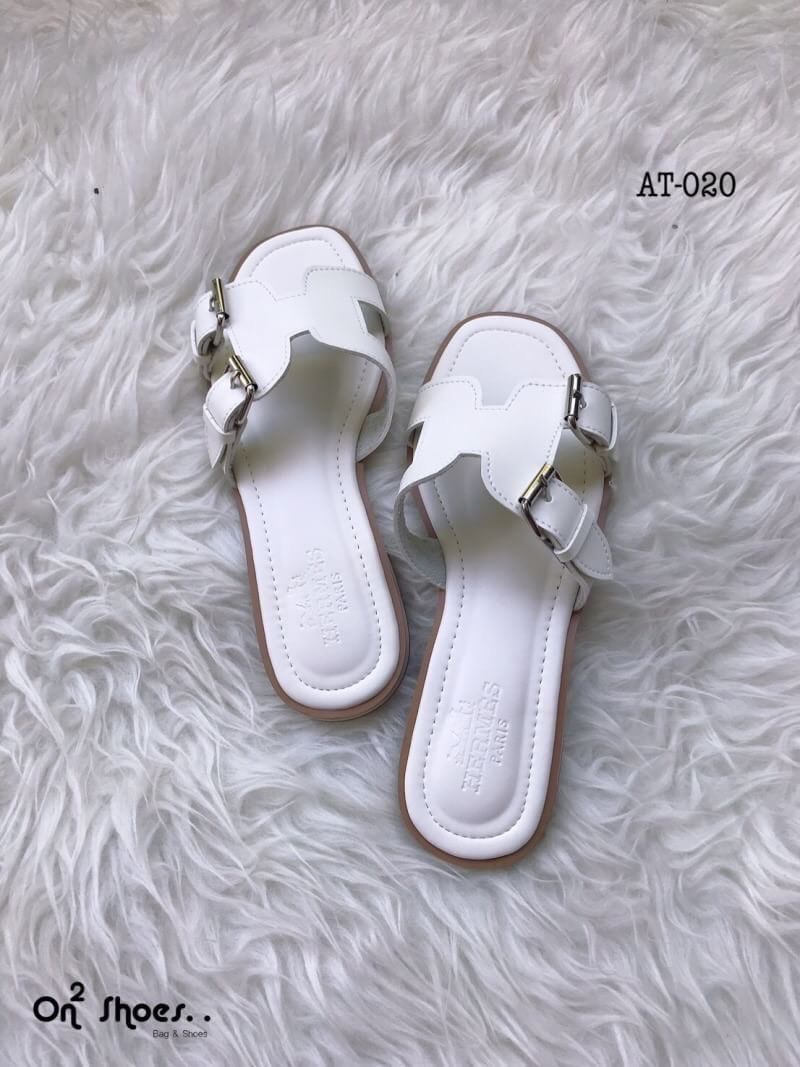 Hermès sandal เข้าแล้วค่ะ..แตะ Hermès รอบนี้หนังดีเวอร์ พื้นปั้มแบรนด์ปั้มนูนชัดแจ๋ว พื้นนิ่มใส่สบาย สวยเบอร์แรงรอบนี้ห้ามพลาดเลยจ้า **รูปสินค้าถ่ายจากงานจริง