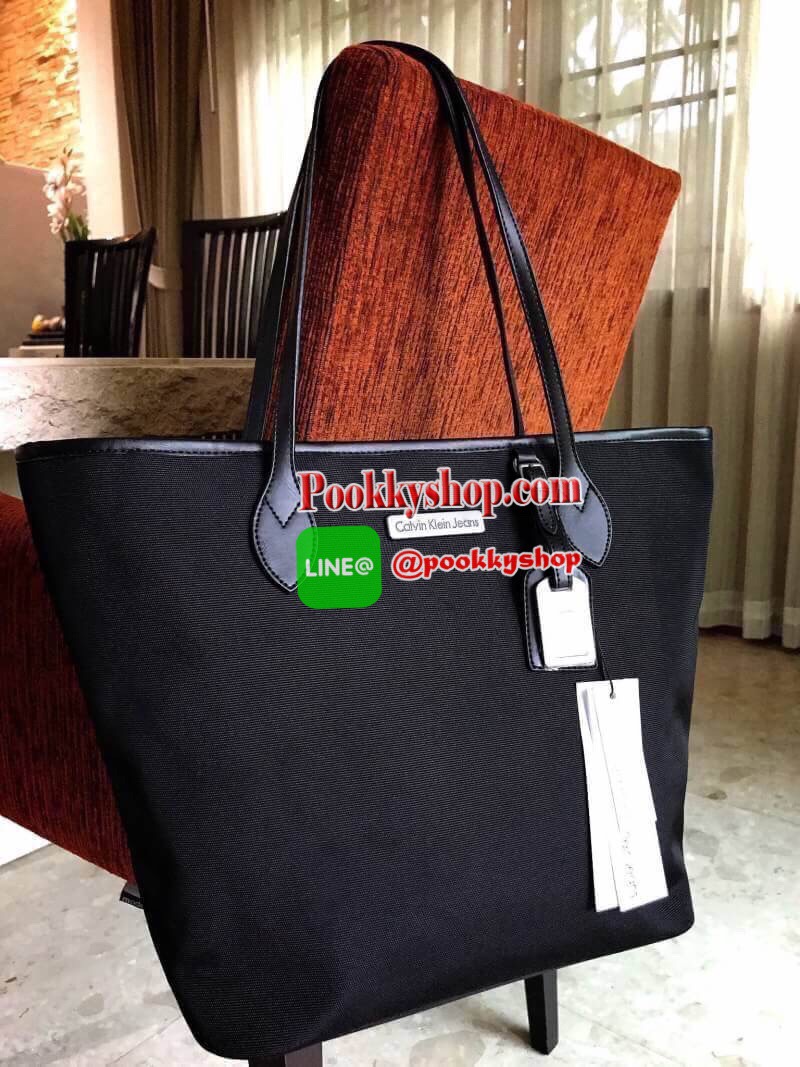 CALVIN KLEIN" JEANS TOTE BAG (Size M) กระเป๋าสะพาย Calvin Klein Jeans Limited Edition จาก Calvin Klein Jeans วัสดุ Polyester คุณภาพดีเนื้อหนาน้ำหนักเบา ด้านหน้าประดับโลโก้ Calvin Klein Jeans พร้อม TAG ห้อยที่หูหิ้วดูมีดีเทล เปิดปิดด้วยซิปสะดวกใช้ หัว