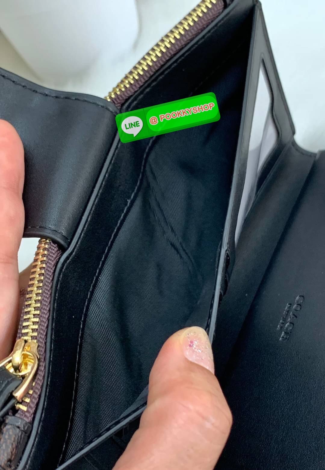 COACH TECH WALLET IN COLORBLOCK SIGNATURE ((C2874)) ✔️กระเป๋าเงินใบยาว หนังแท้ พร้อมสายคล้องมือในตัวค่ะ ✔️เปิดปิดด้านหน้าแบบฝากระดุม ภายในมีช่องใส่ธนบัตร2ช่อง ;สามารถใส่มือถือ iphone 10 xs max ได้เลยค่ะ ✔️มีช่องเสียบธนบัตร7ช่อง;พร้อมช