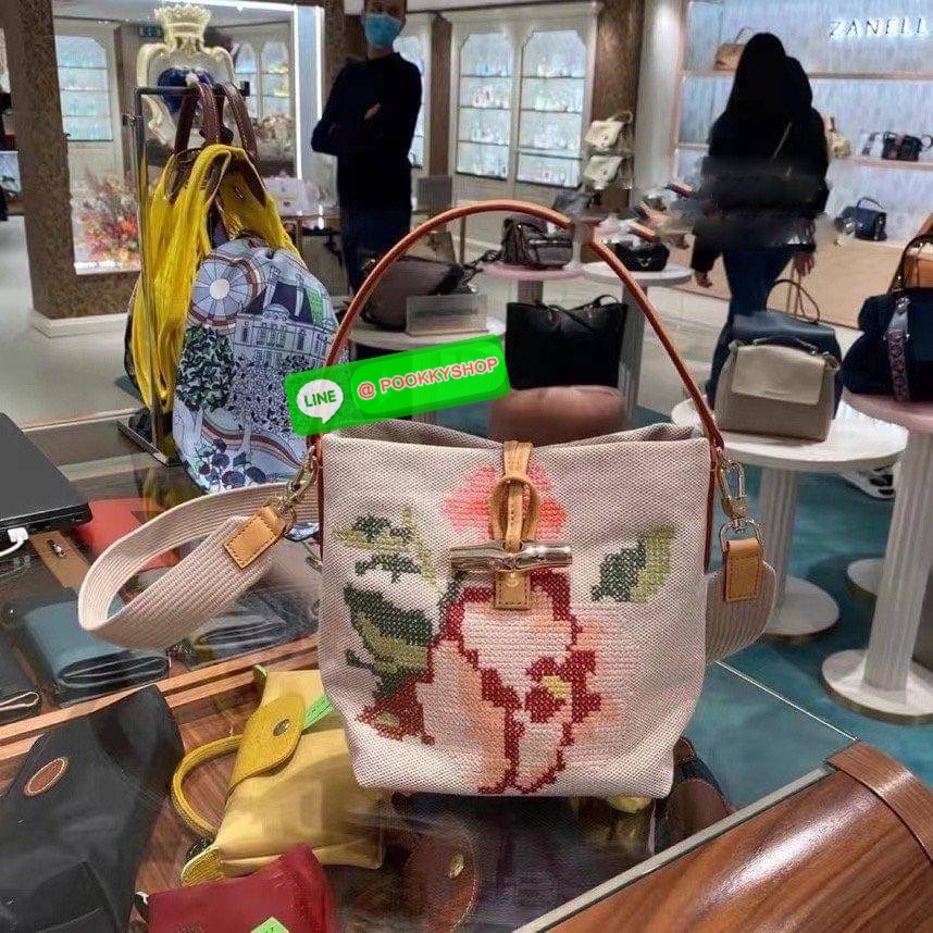 Longchamp Roseau Essential Fleurs กระเป๋าทรงถังขนาดเล็ก วัสดุผ้าฝ้าย ลายปักษ์ดอกกุหลาบ Roseau เป็นคอลเล็คชั่นที่สดใสและเรียบง่าย ซับในสีพื้น อะไหล่สีทอง น้ำหนักเบา จุของได้เยอะ มีสายสะพายไล่ ถอดสายได้ Crossbody ได้