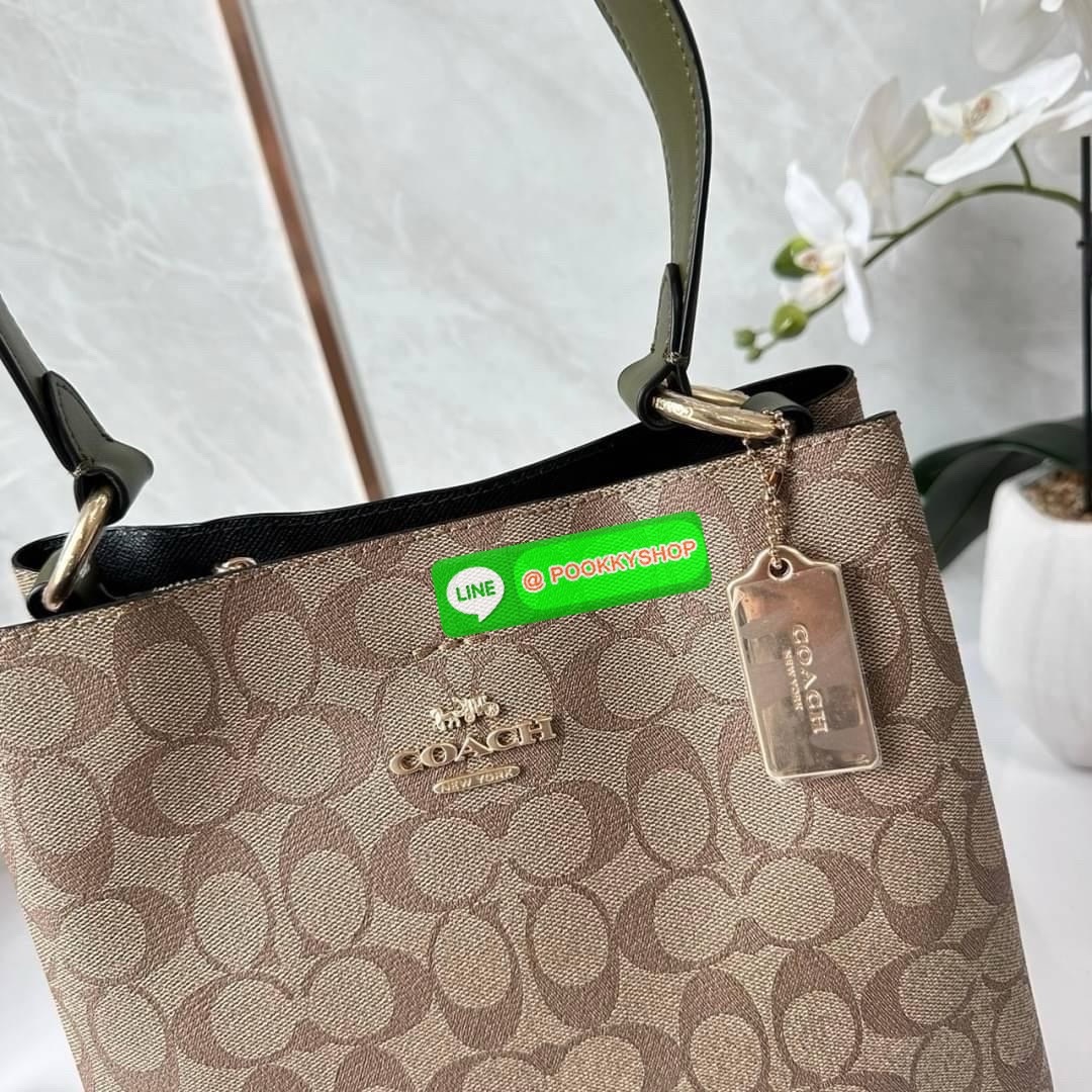 COACH TOWN BUCKET BAG IN SIGNATURE CANVAS (COACH 91512) 🔖 กระเป๋าสะพาย/ถือบัคเกต รุ่นคลาสสิคตลอดกาลไม่เอ้าท์ 🔖วัสดุ: แคนวาส ตัดหนังแท้ 🔖เปิด-ปิด กระเป๋าด้วยกระดุมแม่เหล็ก ภายในช่องโล่ง มีช่องซิปแบ่งตรงกลาง แยกเก็บของได้อย่างเป็นสัด