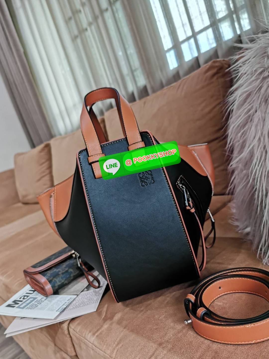 ✴️ห้ามพลาด!✴️LOEWE HANDLE & SHOULDER BAG VIP GIFT WITH PURCHASE (GWP) กระเป๋าถือหรือสะพายหนังแท้พรีเมี่ยมกิ๊ฟ Limited จาก LOEWE PERFUME DUTYFREE รุ่น Rare items สุดๆวัสดุหนังแท้ Calfskin หนังสวยดีไซน์มีเอกลักษณ์ ใบใหญ่กำลังดี น้ำหนักเบา ด้าน