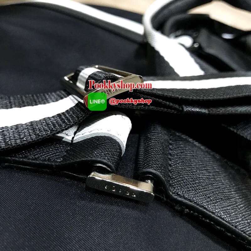 Don't Miss! PRADA NYLON LARGE HANDBAG กระเป๋าถือหรือสะพาย Limited edition VIP Gift With Purchase (GWP) จากเคาน์เตอร์แบรนด์วัสดุ Nylon&Polyester100% เนื้อหนาคุณภาพดีตามแบบฉบับแบรนด์ ด้านหน้าประดับโลโก้เปิดปิดด้วยซิปสะดวกใช้ หูกระเป๋าและสายสะพายสีดำตัด