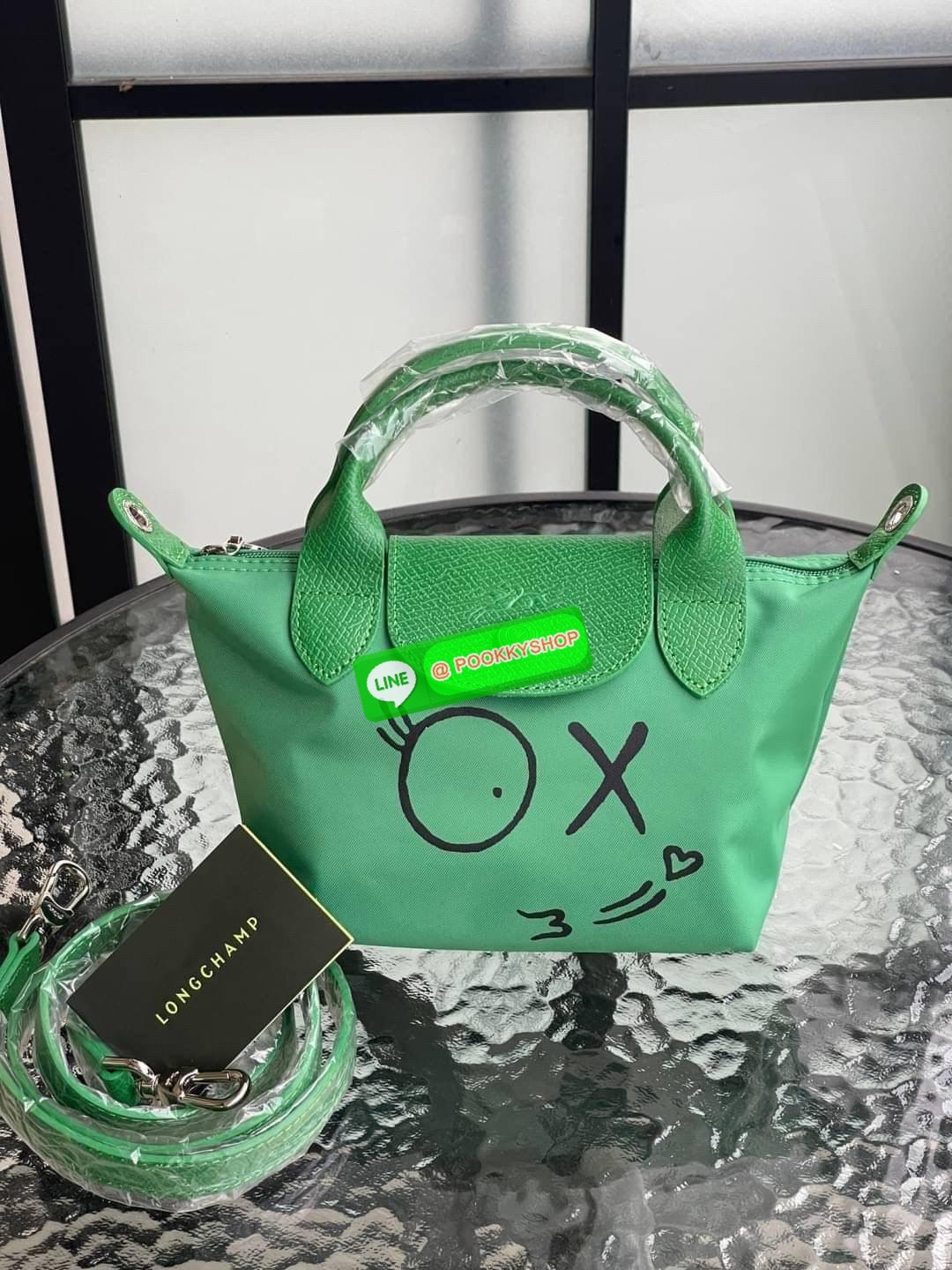 Longchamp x André XS Le Pliage Top Handle Bag พบกับคอลเลคชั่นสุดพิเศษจากลองฌองป์ ‘Longchamp & André’ ที่มีศิลปินกราฟิตี้ชื่อดัง อังเดร ซาไรวา (Mr. André Saraiva) เจ้าของคาเรคเตอร์การ์ตูนสุดร่าเริงอย่าง ‘มิสเตอร์เอ (Mr. A)’ มาร่วมออกแบบกระเป๋าคอลเลคชั่นพิเ