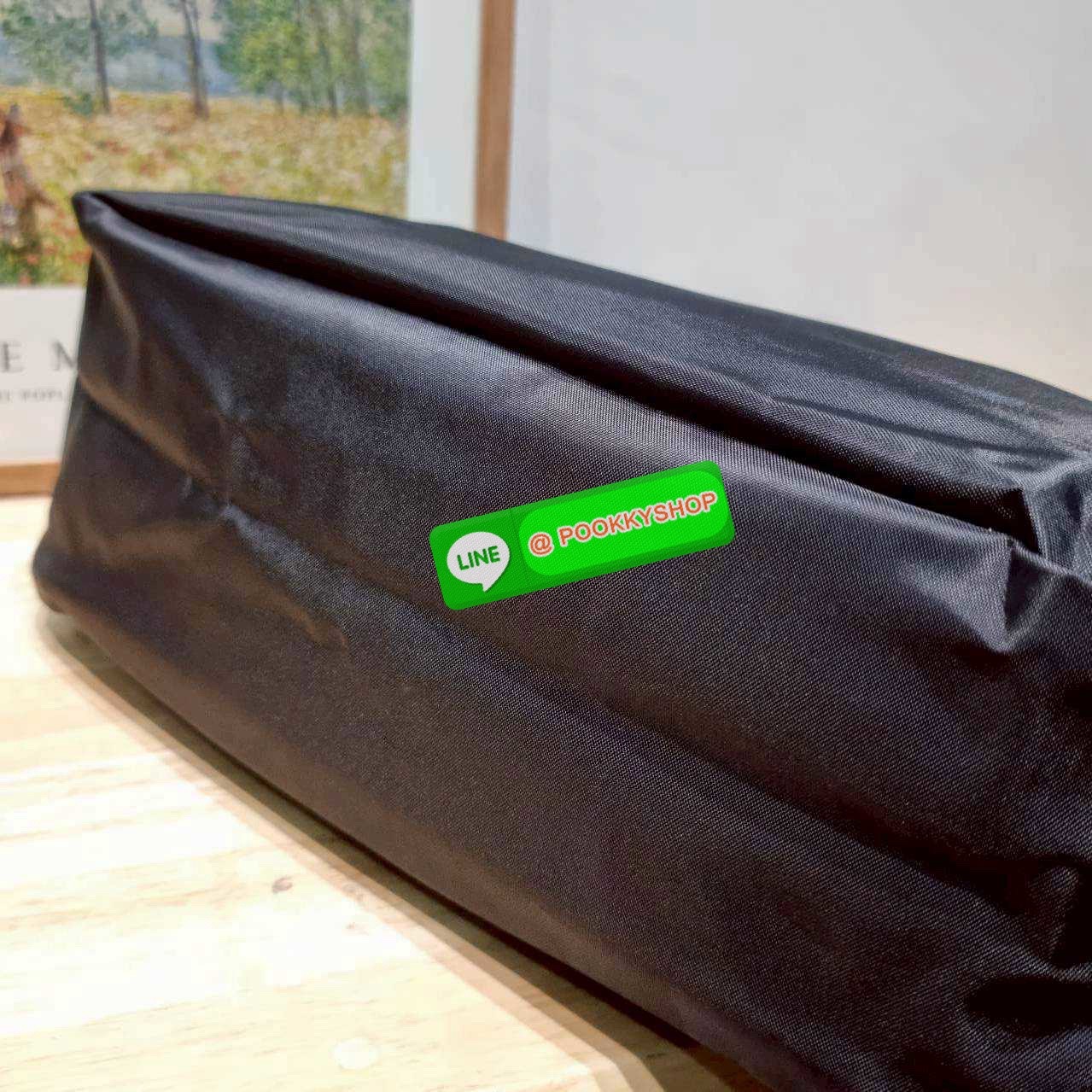 🔆 Model Longchamp le pliage hobo bag 🔆 Details กลับมาอีกครั้งกับรุ่นหายาก กระเป๋าทรงโท้ท ใบใหญ่กำลังดี จุของได้เยอะมากๆ ใส่โน้ตบุ้คได้ ใช้ไปทำงานแมทช์ได้กับทุกไลฟ์สไตล์ ด้านข้างมีกระเป๋าเล็กๆใส่ของจุกจิกหรือโทรศัพท์ได้ เปิด-ปิดกระเป๋าด้วยซ