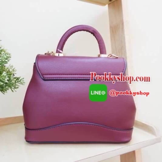 Lyn กระเป๋าหิ้วมาพร้อมสายสะพาย ขนาดกลางๆไม่เล็กไม่ใหญ่ ดีไซน์สวยน่ารัก ด้านในมีป้ายโลหะปั๊มแบรนด์ ใต้กระเป๋ามีหมุดรองทั้ง 4 มุม รูปทรงสวยเก๋ขนาดนี้ ไม่มีไม่ได้นะคะ