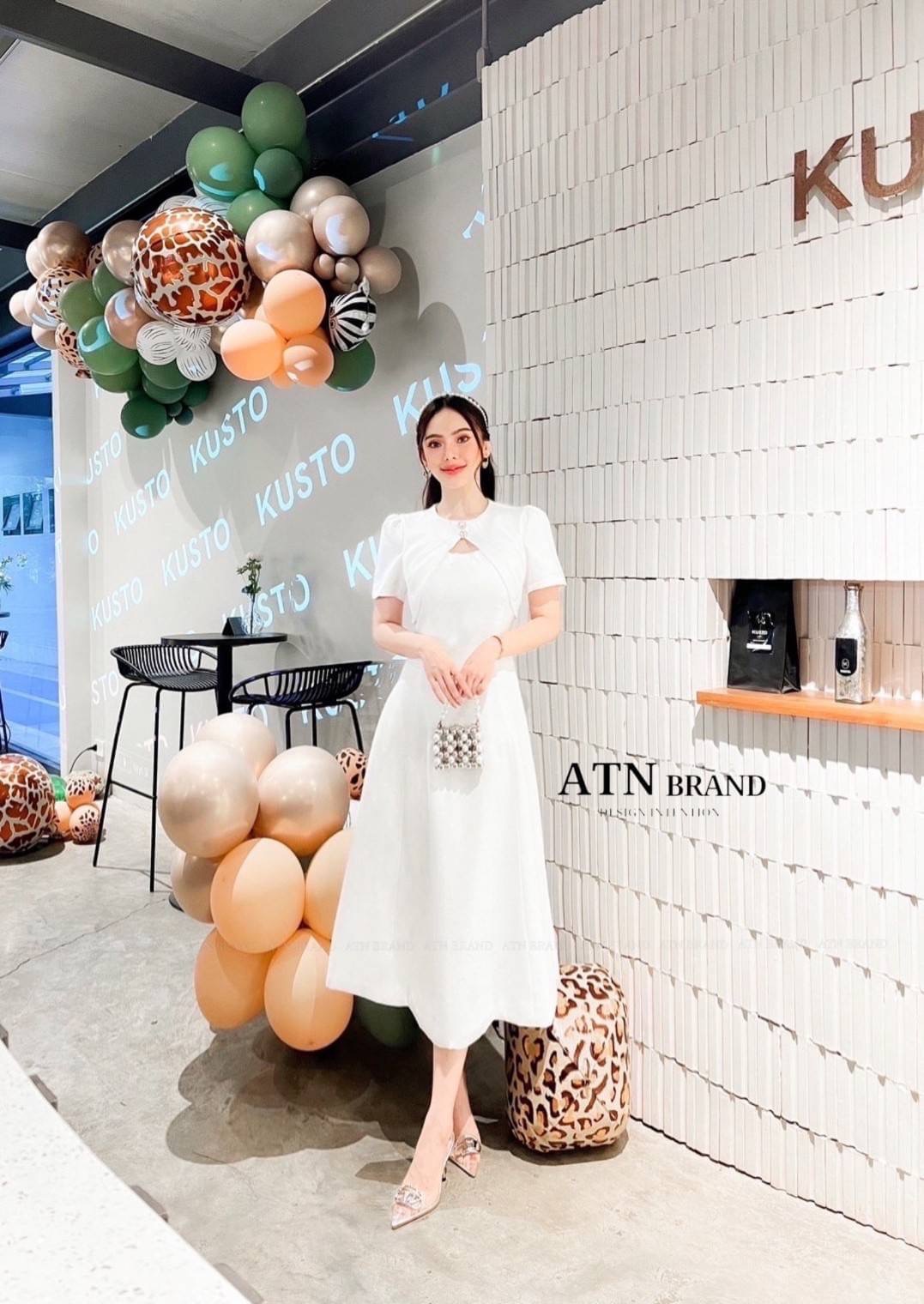 เดรสสีขาวผ้าซาตินเกรดพรีเมี่ยม ผ้าดีเกินราคามากๆ อยากให้มาสัมผัสเนื้อผ้าเลยค่ะ ช่วงอกแต่งกระดุมเพชรวิบวับ อกเสริมฟองน้ำ ซับในอย่างดี ซิปหลังยาวสวมใส่ง่าย ใครกำลังมองหาชุดสวย เรียบหรูดูแพง ใส่งานบุญ หรือจะเก็บไว้ใส่ทำบุญช่วงเทศกาลกินเจ ใส่ทำบุญวันออกพรรษา