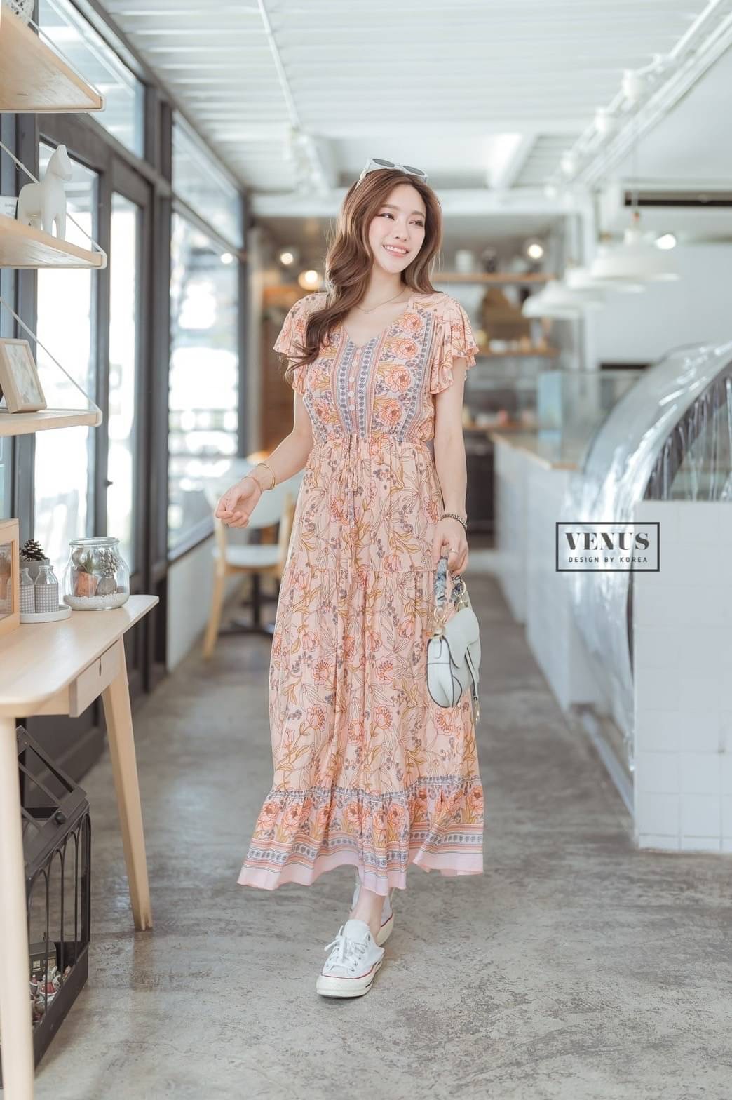 I'm Lady By Venus Flora MaxiDress แม๊กซี่เดรสพิมพ์ลายดอกไม้ แต่งกระดุมเรียงหน้า ช่วงเอวแต่งสม๊อคยืด สามารถรูดได้นะคะ งานเก๋เนื้อผ้าพริ้วใส่สบายสุดๆคะ แม๊ทกับรองเท้าผ้าใบก็น่ารักคะ