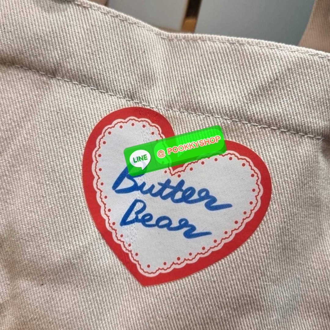 Gentlewoman x Butterbear tote bag 🔆 Details น่ารักเกินต้าน เป็นกระเป๋าที่เห็นแล้วใจฟูสุดๆ กระเป๋าโท้ทลายหมีเนยที่ตอนนี้กลายเป็นแรร์ไอเท็ม หายากสุดๆ รูปทรงคลาสสิค ภายในโล่งกว้างใส่ของได้เยอะมาก จะใช้เป็น everyday bag ก็ได้ พกไปต่างจังหวัดก็เหมาะ หร