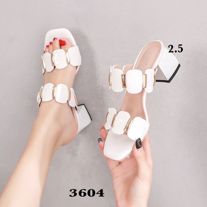 รองเท้าของสาวทันสมัย การันตียอดขายมากกว่าพันคู่ เพราะนอกจากสวมใส่ง่ายได้ทุกโอกาส ยังนิ่ม ด้านในซัพพอร์ตหลังเท้าด้วยผ้าขนนุ่มๆ อะไหล่ปิรามิด สีทอง ขับผิวไปอีก รอบนี้มา 2 ส้น นะคะ ส้นสูง 1.5 นิ้ว สำหรับสาวขี้เมื่อย และส้น 2.5 นิ้วของสาวเปรี้ยวสาวเก๋ เลือกตา