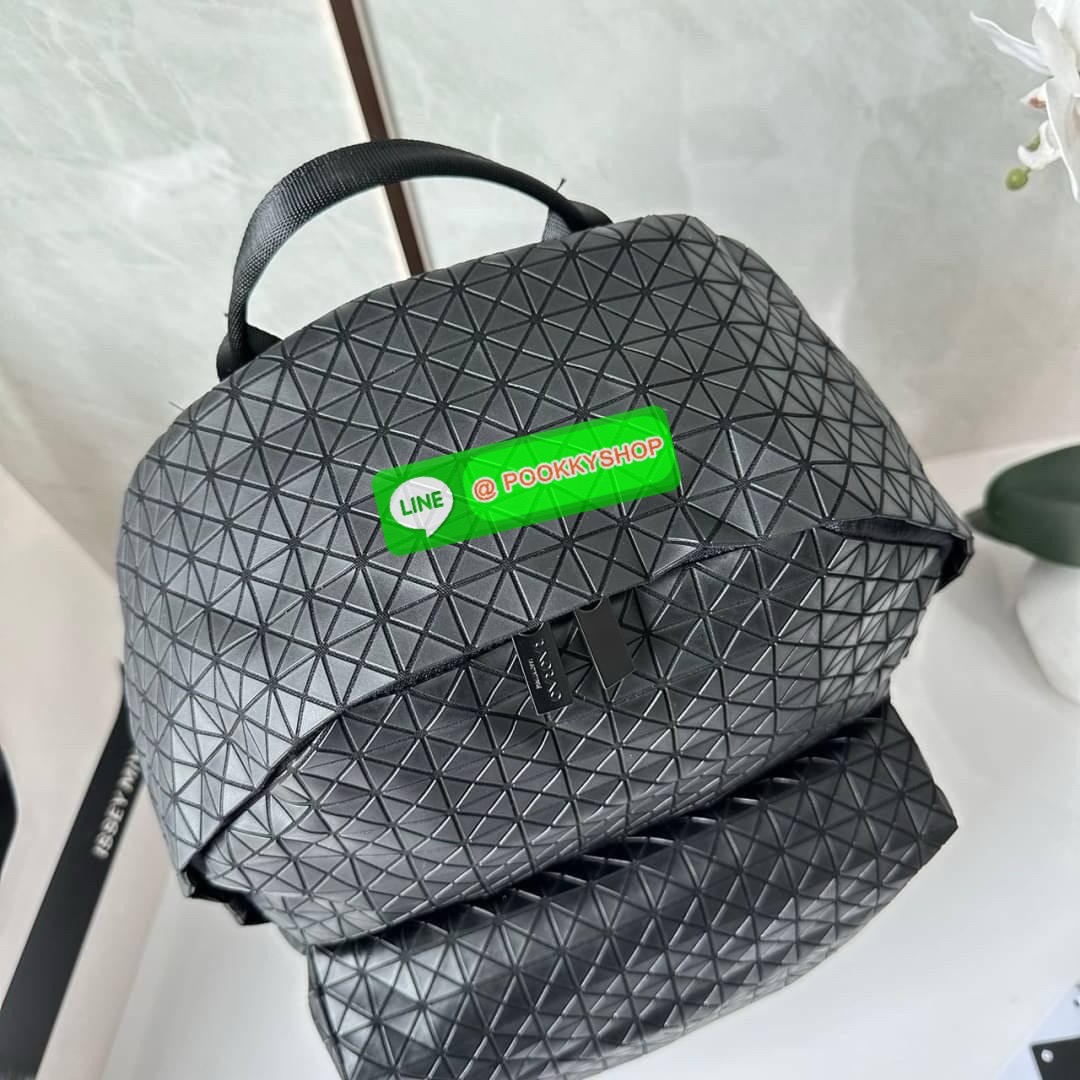 BAO BAO ISSEY MIYAKE KURO DAYPACK BACKPACK 🔖กระเป๋าเป้รุ่นฮอตทรงเรขาคณิตที่สุดในญี่ปุ่น KURO ภาษาญี่ปุ่นคือมาความเก๋ไก๋ เป็นกระเป๋าเป้ที่น้ำหนักแต่สามารถรับน้ำหนักได้ดี 🔖วัสดุ โพลียูรีเทน(Polyurethane) น้ำหนักเบา มีความแข็งแรง 🔖เปิ