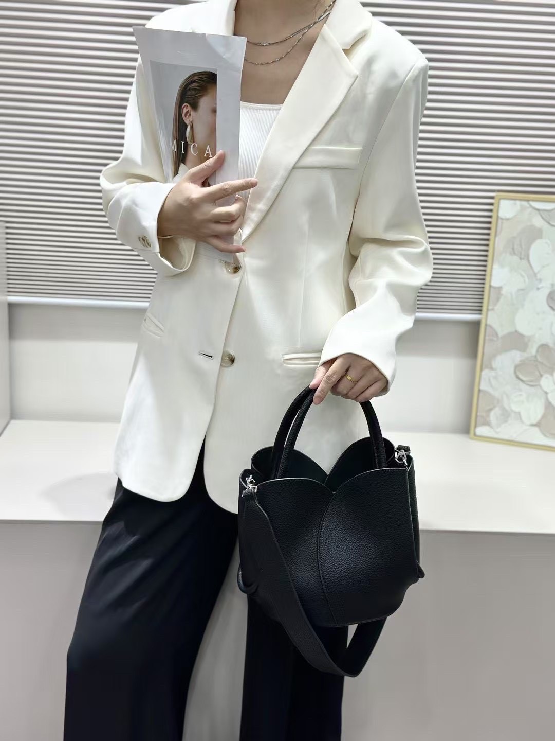 Classic Working PU Bag ▪️กระเป๋าถือ &สะพายข้าง ทรงดอกทิวลิป ทรงสวยมากวัสดุเป็นหนัง PU Premium มีกระเป๋าใบเล็กให้ 1ใบ และมีสายยาวให้ 2 เส้น