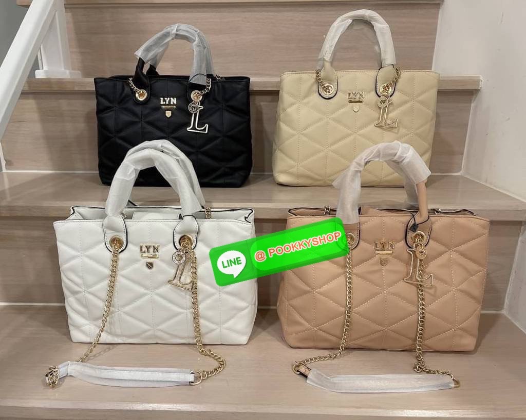 Lyn ทรงถือ/สะพายไหล่ เปิด/ปิดกระเป๋าด้วยกระดุมแม่เหล็ก มี 2 ช่องใช้งานใหญ่ๆ ตรงกลางมี 1 ช่องซิป ช่องลับอีก 2 ช่อง มีหมุดรองฐาน 4 จุด อะไหล่ทองหรูๆ