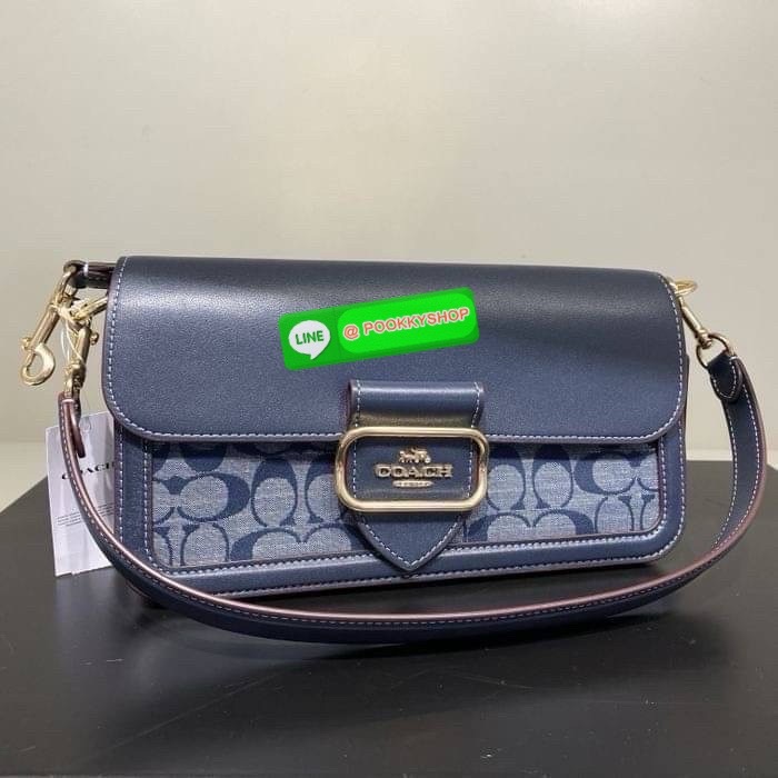 Coach CJ617 รุ่นบัคเคิลหัวใจไม่เคยว่าง ใบนี้บรรจงความหวานละมุนไว้เต็มใบ ถือก็เก๋ สะพายก็เฉียบ สีบลูยีนส์ตัดลายซิกเนเจอร์ หวานแบบไม่ต้องอธิบาย ของมันต้องมีสำหรับสายเก็บลุคเรียบหรูดูแพง