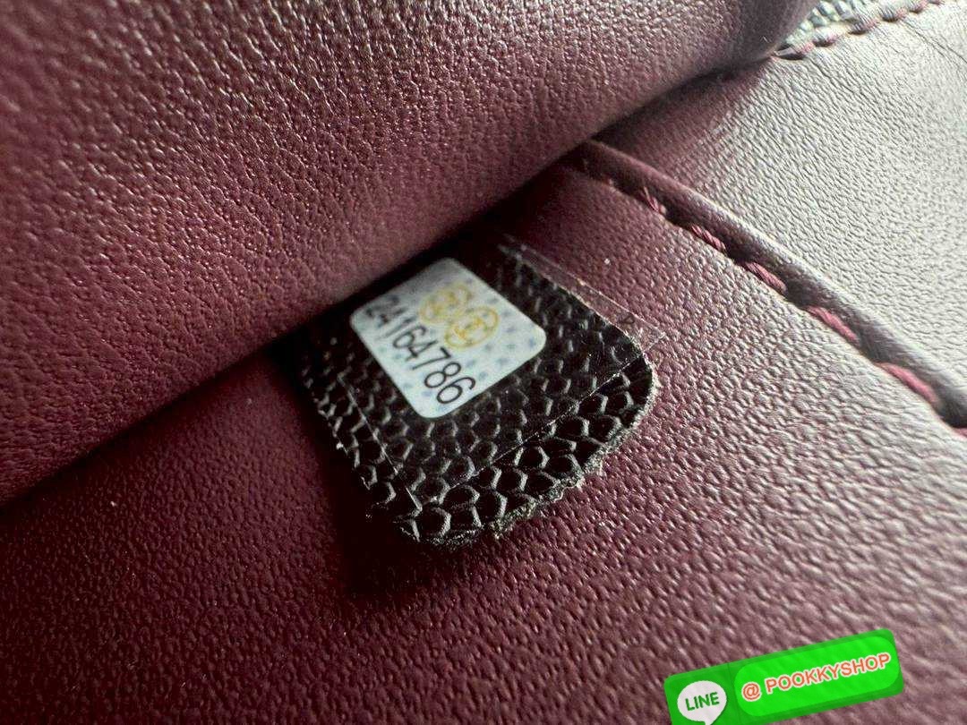 CHANEL Classic Bag 25cm สีใหม่เข้าเพิ่ม สวยละมุน สวยสดใสแบบสับ สวยตัวแม่ต้องมี กระเป๋าสะพายข้าง รูปทรงคลาสสิค หรูหรา เปิด-ปิดกระเป๋าด้วยตัวบิดล็อค ภายในกระเป๋ามีฝาปิดอีก 1 ชั้น โลโก้เด่น คม ชัด!! สะพายได้ 2 แบบ เป็นเส้นคู่สะพายไหล่ หรือเส้นเดี่ยวสะพาย cro