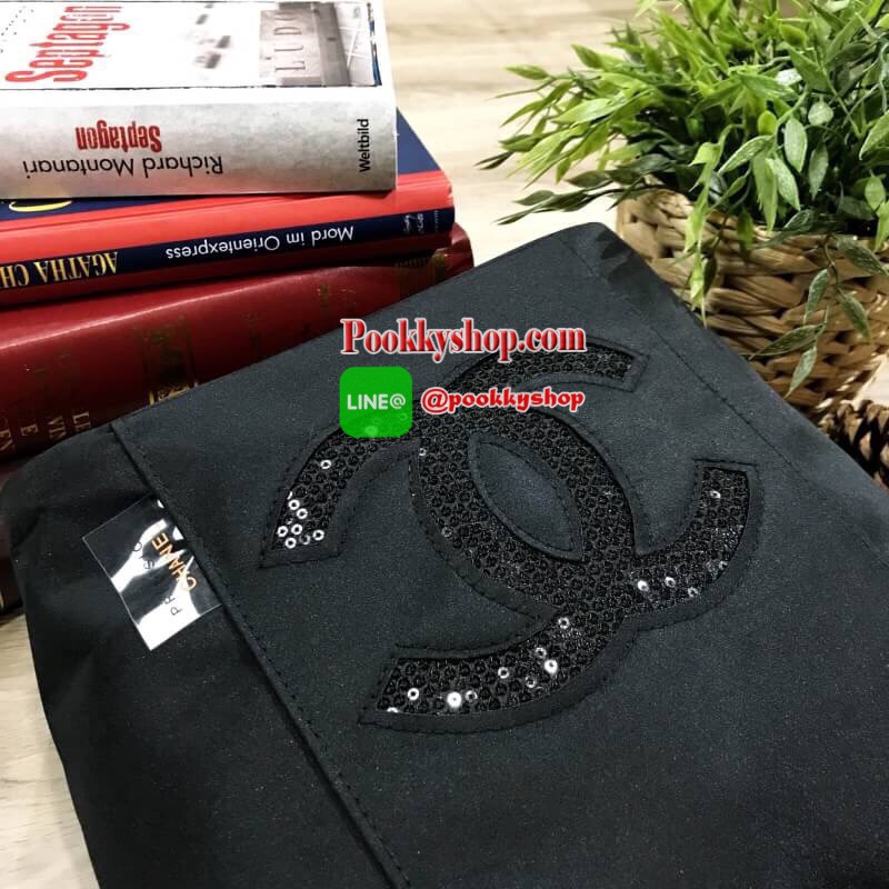 พร้อมส่งไอเท็มแนะนำ!!! Chanel Beaute Black Sequin Dreawstring Shopping Bag VIP GIFT Limited Edition ของแท้นำเข้าจากเคาน์เตอร์เครื่องสำอางค์ Chanel ขนาดกำลังดี น้ำหนักเบา ด้านหน้าประดับโลโก้แบรนด์สุดคลาสสิค เปิดปิดแบบหูรูด Drawstring พร้อมกระดุมแม่เหล็ก ซั