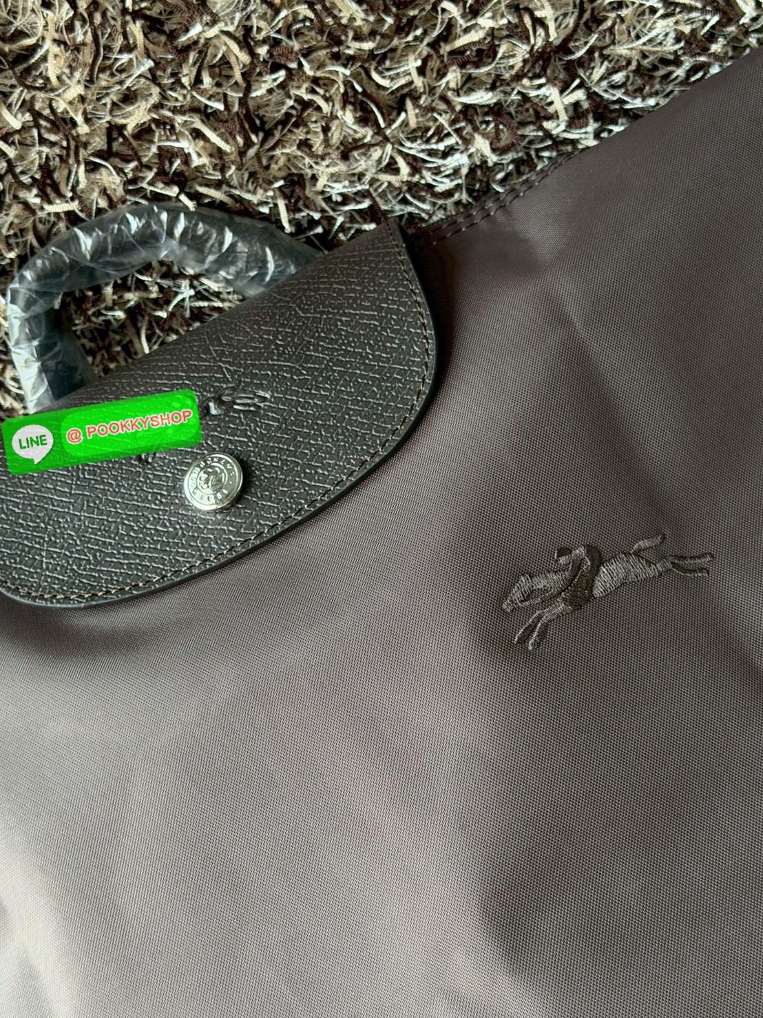 💕LONGCHAMP LE PLIAGE M BACKPACK กระเป๋าเป้น้ำหนักเบาพิเศษนี้ผลิตจากผ้าใบไนลอนรีไซเคิลที่ทนทานและพับเก็บได้ เหมาะสำหรับทุกโอกาส การออกแบบอเนกประสงค์และมีพื้นที่ภายในกว้างขวางที่สามารถเก็บแล็ปท็อปหรือโน๊ตบุ๊กได้ ในขณะที่สายสะพาย ปรับระดับได้ แมตช์ได