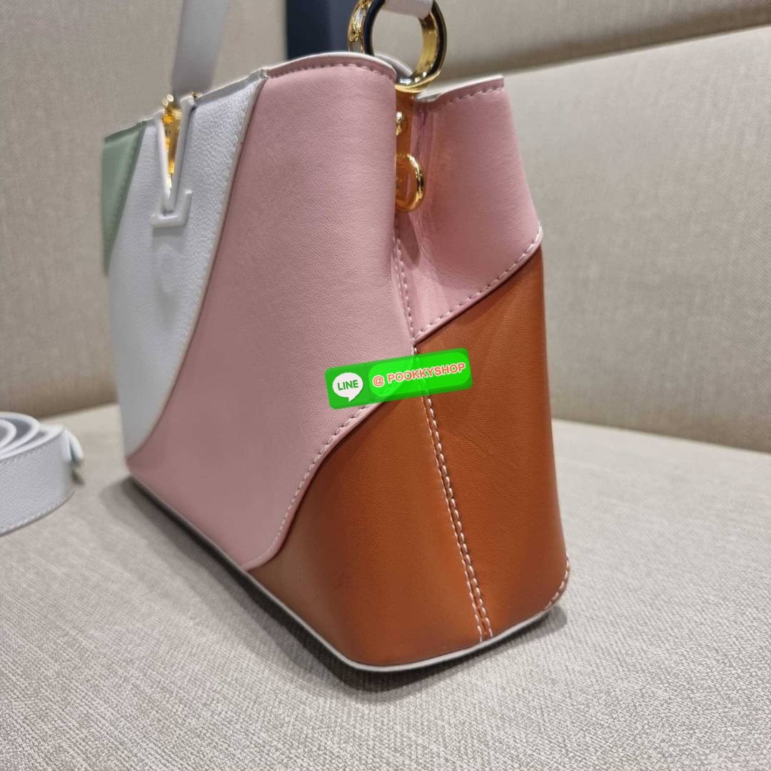 NEW IN!! LV capucines top handle วีไอพีพรีเมี่ยมกิ๊ฟจากเคาน์เตอร์ ที่สุดของความสวยในราคาเบาๆ กระเป๋าถือสุดหรู ดีไซน์ทรงคลาสสิค พร้อมลวดลายหรูหรา มาพร้อมหูจับในตัว ด้วยรูปทรงวินเทจและวัสดุหนังแท้ ขับผิว ทำให้ไอเท็มนี้สะกดทุกสายตาจริงๆ และยังมีลูกเล่นที่ฝาป