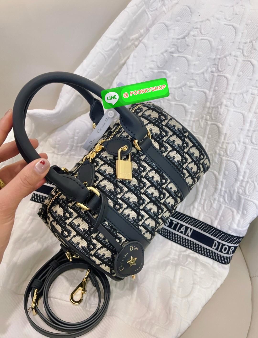 ต้องบอกว่าใบจริงสวยมากๆกับรุ่นนี้ ไม่ผิดหวังแน่นอน DIOR GROOVE BAG 2025 🔖มีไม่มากแล้วน๊าา หมดแล้วหมดเลย ใบกลาง สวยตามๆเซเลปในไทยและ ตปท.กันเลยค่ะ กับกระเป๋าจากDior วัสดุJacquard ทอลายแบรนด์ตัดขอบด้วยหนังแท้เนื้อแมทสุดคลาสสิค