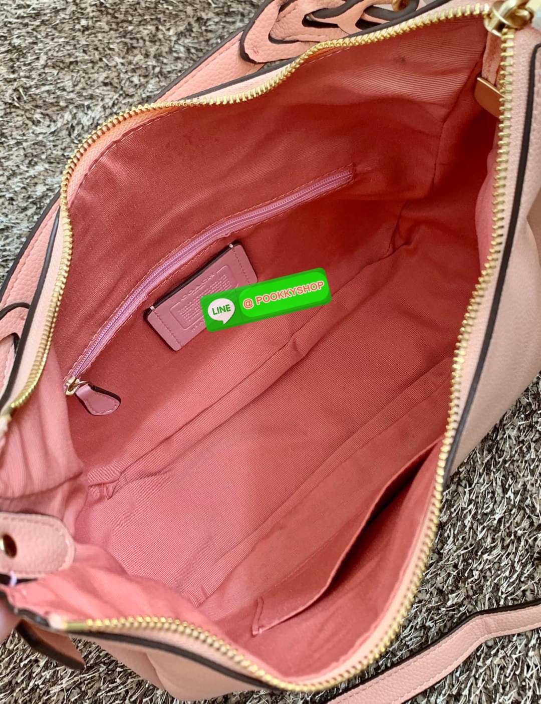 COACH JULES HOBO BAG ((C9189//9190)) 🌍พร้อมส่งที่ไทย! ต้องบอกก่อนว่าหนังรุ่นนี้อย่างดี นิ่มมากๆ สัมผัสแล้วรู้สึกละมุน กับกระเป๋าใบใหญ่ ทรงสวย เปิดปิดกระเป๋าแบบซิปมีหนังห้อยเพิ่มความเก๋ตรงหัวซิปค่ะ ภายในกระเป๋ากว้างมาก ใส่สัมภาระได้ครบครัน หายห่วงเ