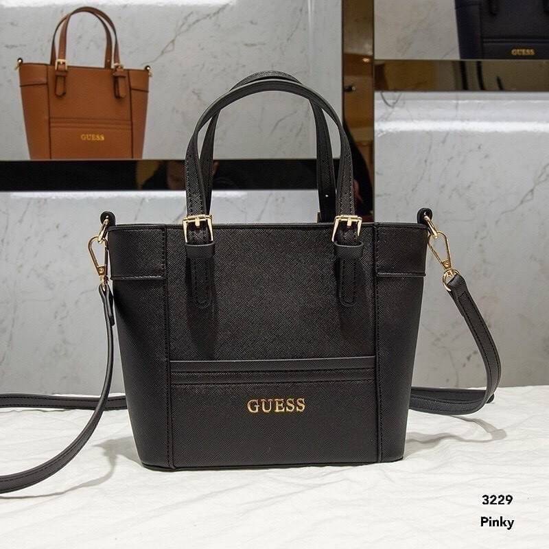 พร้อมส่ง กระเป๋าสะพายแบรนด์ GUESS 329งานนำเข้า สวยมาก หนังดี หนังมัน ดูใหม่ตลอดกาล ขนาดน่ารัก สายสะพายถอดได้ ปรับได้ จะสะพาย หรือคล้องแขนก็ดูมีสไตล์