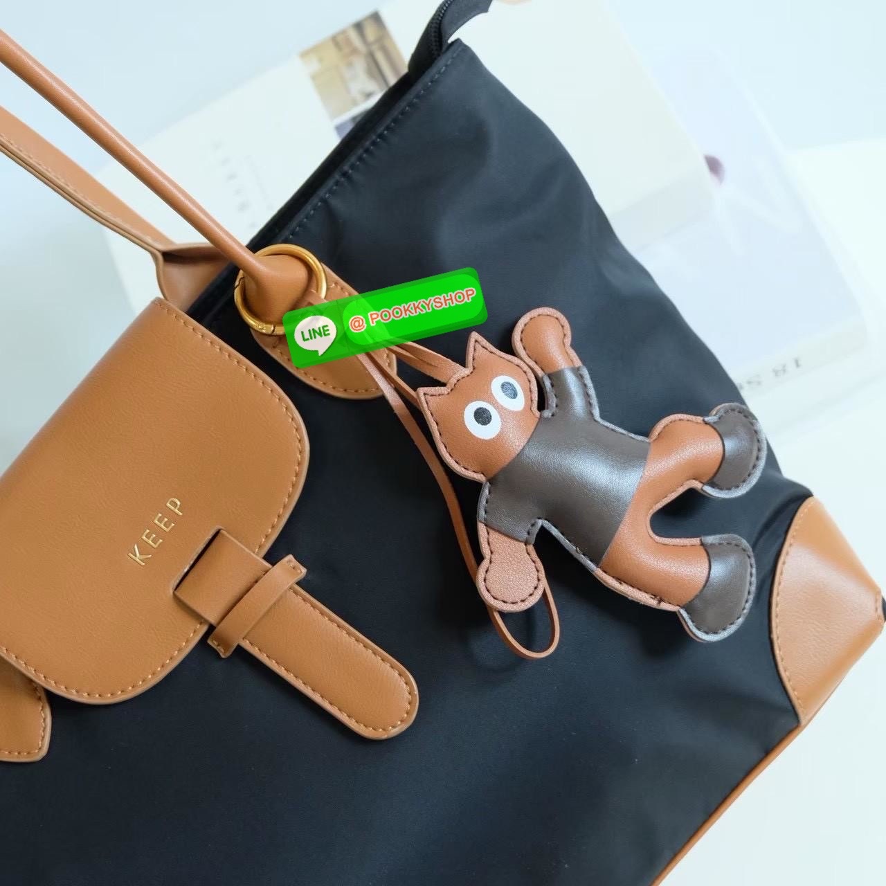 👜 KEEP รุ่น Champagne Everyday Bag ยอดฮิตที่ตอบโจทย์ทั้งสไตล์และฟังก์ชัน ✨ ฟังก์ชันที่ใช่ • ผลิตจาก ผ้าไนลอนนาโนกันน้ำ เอกสิทธิ์เฉพาะ KEEP • น้ำหนักเบาพิเศษ พกง่าย ใช้สะดวกทุกวัน • ปากกระเป๋ามี ซิปปิดแน่นหนา ของไม่ตกหล่นง่าย