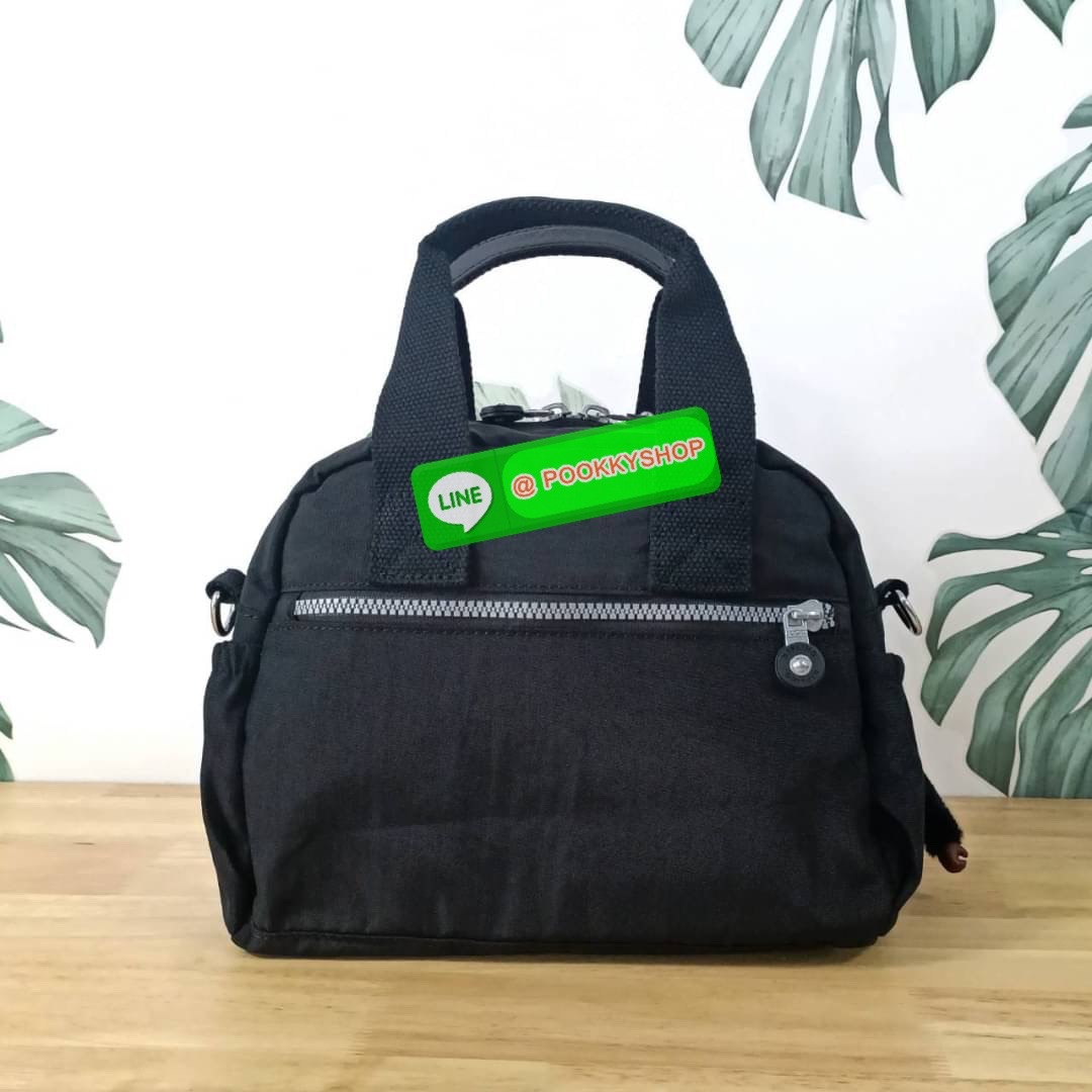 Kipling K1006 Handbag กระเป๋าถือหรือสะพาย วัสดุ Polyester 100% รุ่นใหม่ มีให้เลือกทั้งแบบเรียบ และ ลายน่ารัก มีช่องแยกด้านหน้า 2 ช่อง ช่องหลักโล่งกว้าง พร้อมช่อง pocket แยก 2 ช่อง ใช้งานได้ครบครัน สามารถสตางค์ใบยาวได้ ขนาดกำลังดี จะใช้ทำงาน ไปเรียน หรือ ถ