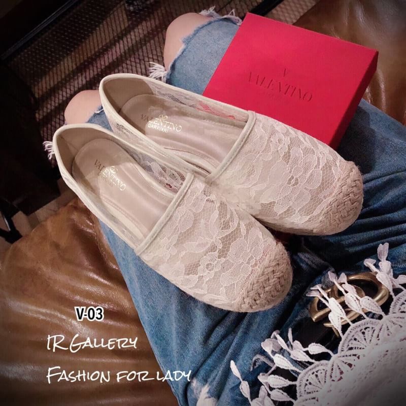 รีพีทแบบขายดี!!! พร้อมส่ง วั้ยตายแล้วววว แจ่มอะไรเบอร์นี้ แนะนำเลยค่าสาวๆ คัทชูลูกไม้ Style Valentino งานสวเกรดพรีเมี่ยม พื้นตีแบรนด์ รุ่นฮอตตลอดกาลไม่มีตกเทรนด์ ไม่อยากให้สาวๆพลาดเลยค่า