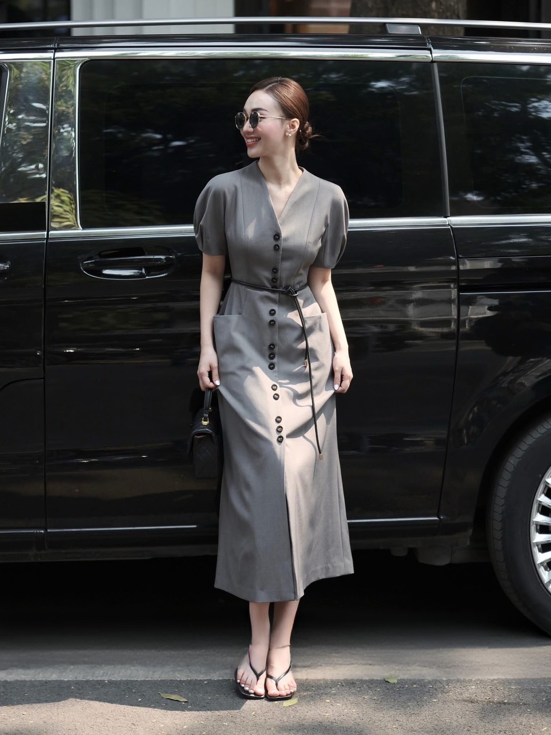 เดรสแฟชั่น เดรสยาวสีเทาคอวี แขนสั้นทรงโอเวอร์ไซส์ ดีเทลแต่งกระดุมหน้ายาว มาพร้อมเชือกผูคกคาดเอว