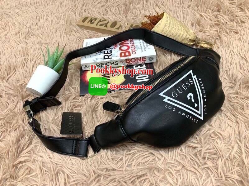 Guess Adjustable belt strap waist bag กระเป๋าทรงคาดอกคาดเอวทรงยอดฮิตแห่งปี ออกมาให้ยลโฉมอีกรุ่นด้วยการใช้งานที่ง่ายและคล่องตัว มีหัวซิปสามเหลี่ยมโลโก้แบรนด์เป็นสัญลักษณ์ ใส่โทรศัพท์มือถือได้ทุกรุ่น สายสะพายปรับได้ฟรีไซส์ สวยดูโฉบเฉี่ยวเอาใจวัยรุ่นเลยคร้า!
