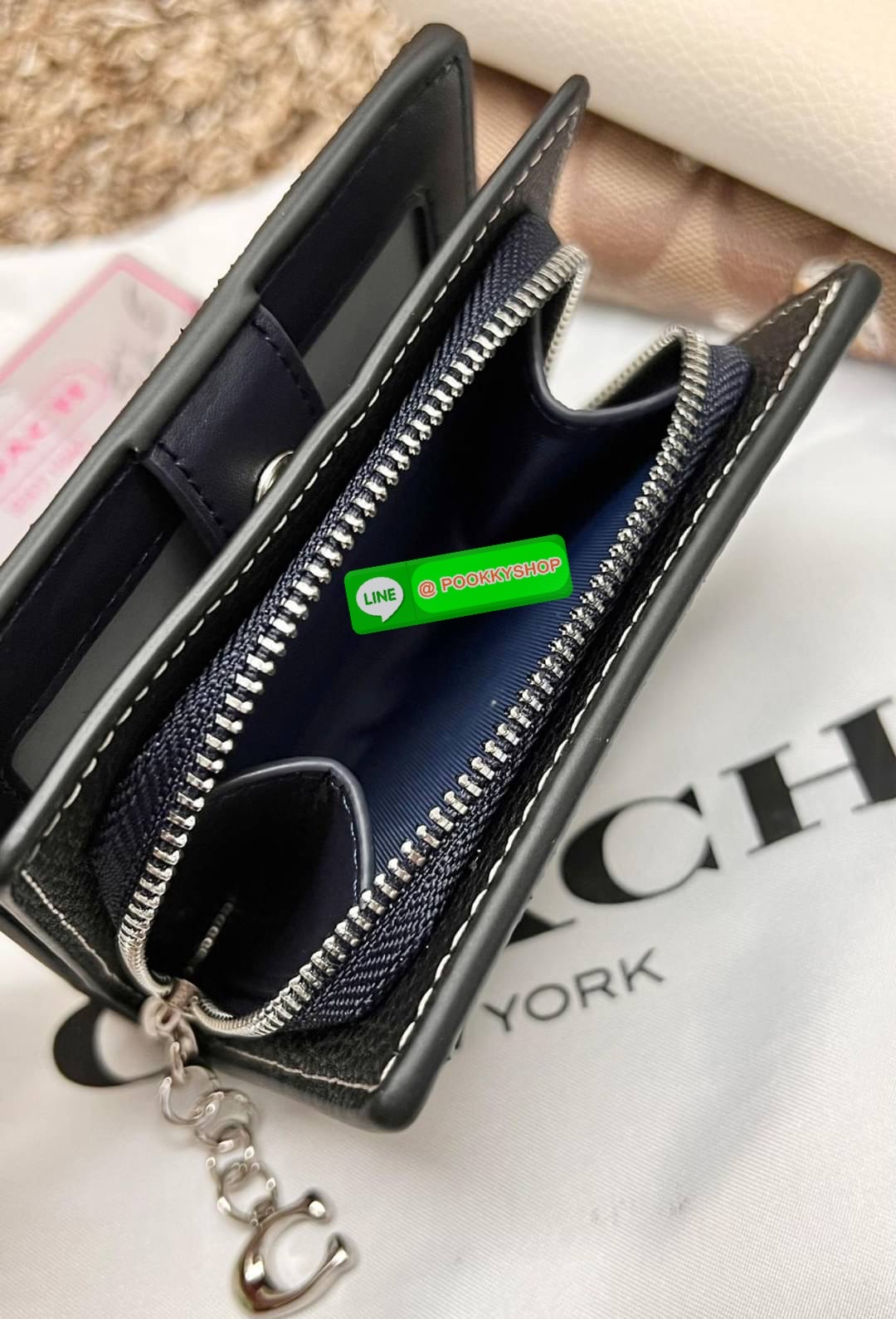 COACH SNAP WALLET ((cc472//cc920//cc922)) 🌍พร้อมส่ง ใหม่ล่าสุด สุดคิ้วว ห้ามพลาดก่อนหมดค่ะ! ✔️กระเป๋าเงินใบสั้น หนังแท้ สกรีนล์ลายน้องหมา//น้องแมว สุดน่ารักมากค่ะ ✔️เปิดปิดกระเป๋าแบบกระดุม ภายในมีช่องเสียบบัตร6ช่อง//ช่องใส่ธนบัตรตามย