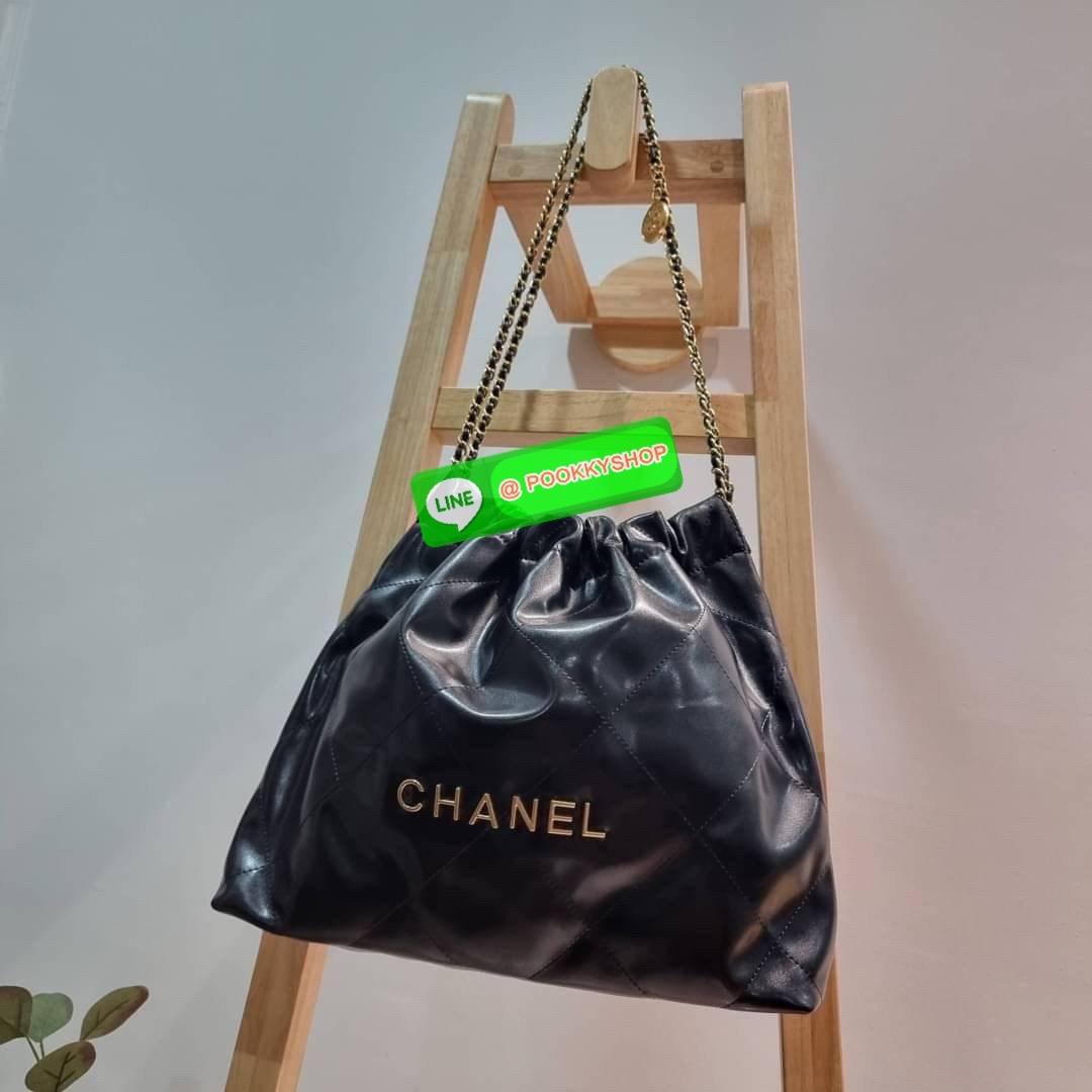 เกินต้านที่สุดกับไอเท็มนี้ Chanel 22 ที่สาวๆหรือใครๆก็ต้องมีแล้ว!! แค่เห็นก็หลงรัก กระเป๋าทรงสวย ดีเทลเรียบแต่มีความหรูแอบซ่อนอยู่ ด้วยดีไซน์สายสะพายโซ่สีทอง และโลโก้อันโดดเด่น วัสดุหนังแกะ สัมผัสดีงามน่าหลงใหลมาก ใช้ได้ง่ายๆไปเลยทุกโอกาส ใช้งานได้สะดวก ม