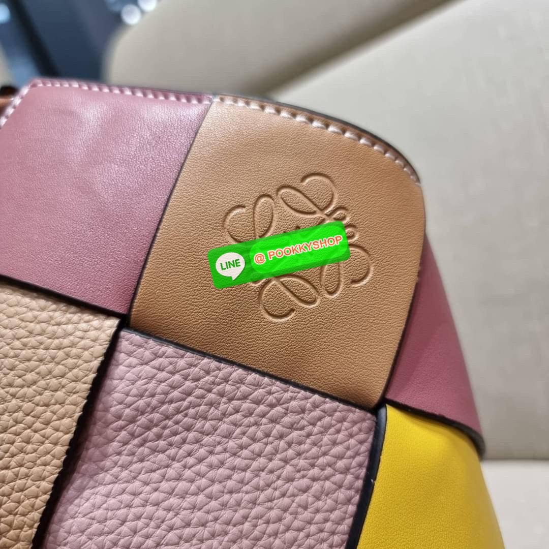 LOEWE SURPLUS LEATHER WOVEN BASKET BAG IN CLASSIC CALFSKIN ใหม่ล่าสุดและสวยที่สุด กระเป๋าสะพานที่ถักทอด้วยความปราณีต โดดเด่นด้วยสีที่จับมาคอนทราสได้ลงตัว ใบใหญ่จุได้แบบเน้นๆ วัสดุหนังวัวแท้เต็มใบ หรูเลิศ ปากกระเป๋ามีสายหนังสำหรับผูกรวบปากกระเป๋า ภายในโล่ง