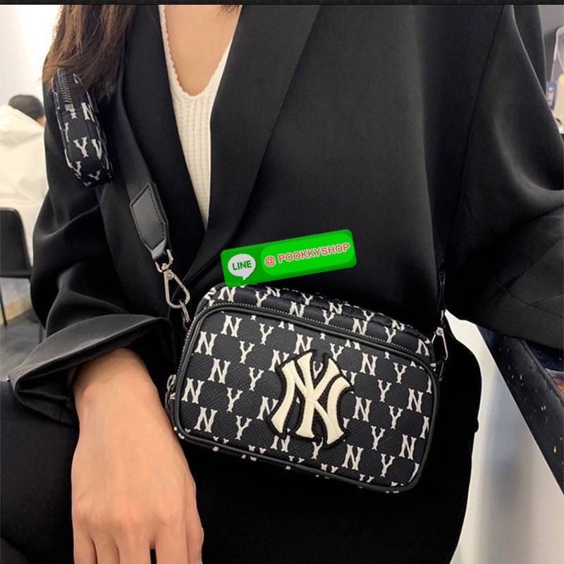 MLB สะพายข้าง สไตล์สะพายคาดอก มาพร้อมใบลูก 1 ใบ ใบใหญ่มี 2 ช่องใช้งาน สายสะพายสปอร์ตปรับระดับได้ ถอดออกได้ค่ะ อุปกรณ์ ป้าย แถมใบลูก